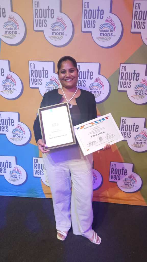 La fondatrice de Krea Lokal avec ses diplômes Made in Moris